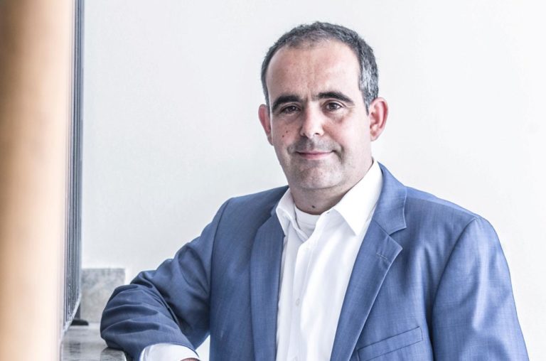 Andres Santiago ist Geschäftsführer von vmm wirtschaftsverlag und vmm digital